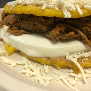 Cachapa de Queso y (1) Carne al Grill/Cheese&Grill Meat (1) Cachapa